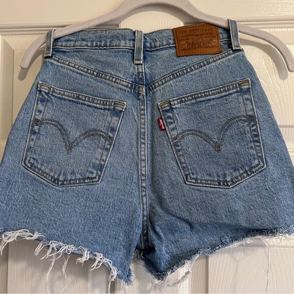 Levi’s Premium Ribcage Shorts - Picture 2 of 4